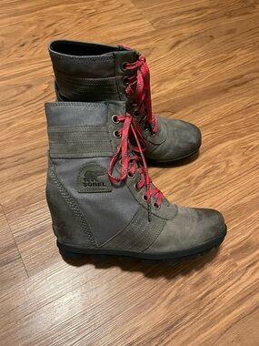 Sorel Women's Gray Wedge Lace-Up Boots with Red Laces